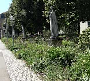 Statuen am Schlossplatz