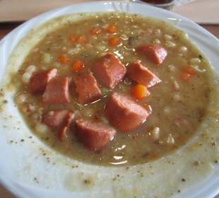 Erbsensuppe mit Würstchen