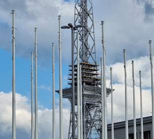 Funkturm und Fahnenmaste