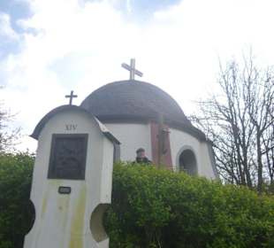 Kapelle mit Kreuzwegstation