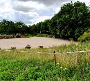 Der große Parkplatz an der Burg