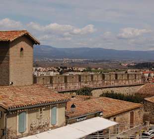 Muralla exterior de La Cité encima de restaurantes