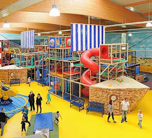 Kletterschiff über vier Ebenen mit sechs Rutschen