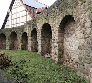 Bei der Kirchenburg von Sulzfeld im Grabfeld