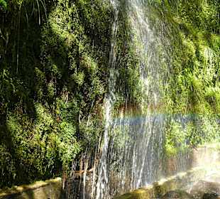 Wasser von oben mit Regenbogen