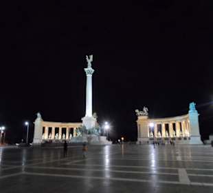 Plac bohaterów nocą