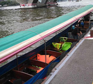 Tourende am Sathorn Pier