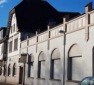 Links Hauptgebäude, rechts Festsaal