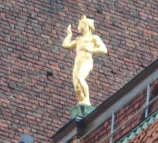 Dachfirgur am Rathaus Stockholm