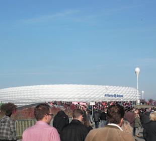 Massen strömen zur Arena