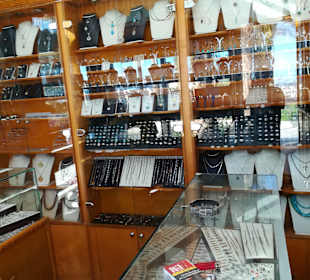 Kleiner Schmuckladen mit ehrlichem Verkäufer