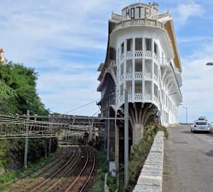 Das Hotel Belvedere am Bahnhof von Cerbère