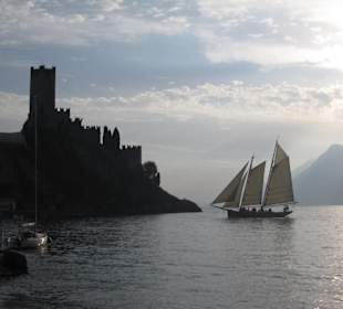 Unter vollen Segeln zum Castello unterwegs