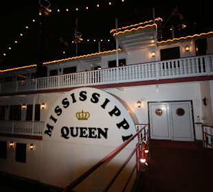 Außenansicht bei Nacht