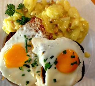 Gebräunter Leberkäse mit Speckkartoffelsalat