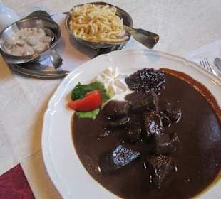 Hirschgulasch, Spätzle, Kastaniegemüse