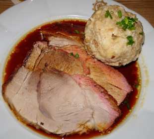 Der Schweinebraten mit Knödel
