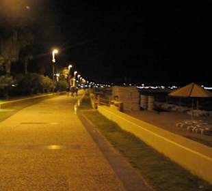 Promenade zwischen Hotel und Strand