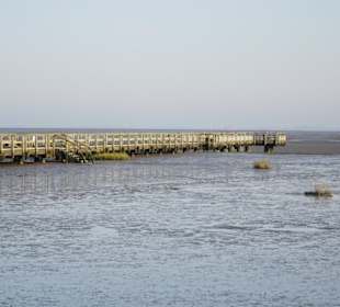 Blick vom Strand zum Wattensteg Burhave