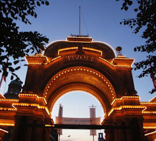 Eingang von Tivoli bei Nacht
