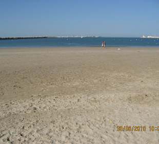 Strand mit Industrie Anlagen Blick