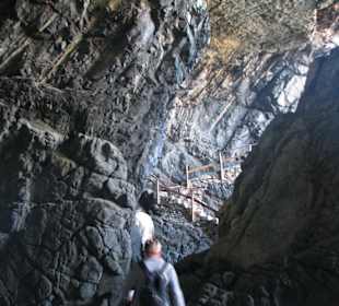 Blick aus der zweiten Höhle zur Treppe