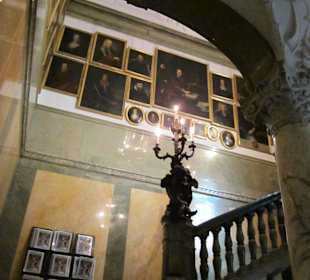 Treppenaufgang mit Gemälden