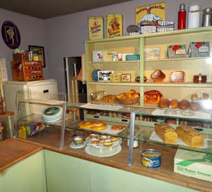 Blick in einen historischen Dorfbäckerladen