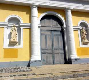 Das Hauptportal der Basilika