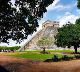 Seitlicher Blick auf die Pyramide
