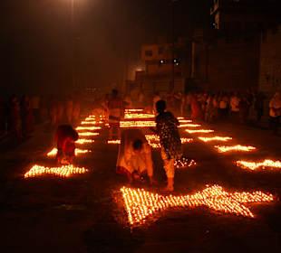 Kleine Zeremonie nahe des Dhobi Ghat