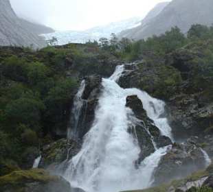 Schmelzwasser vom Gletscher Briksdal