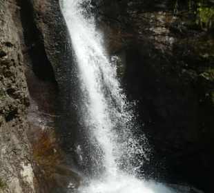 Wanderung zu wilden Bächen und hohen Wasserfällen