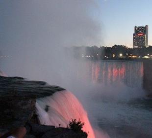 Nachts werden die Wassermassen angestrahlt
