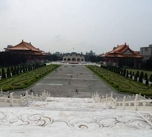 Panorama ze schodów mauzoleum na bramę wejściową