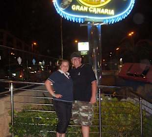 Wir vor dem Hard Rock Cafe