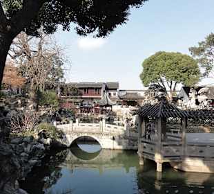 Вид на озеро и мост в саду Львиная Роща