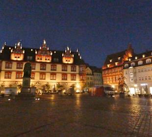 Marktplatz mit Prinz-Albert-Denkmal bei Nacht