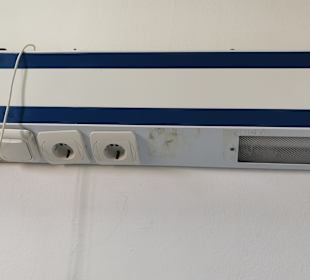 Schalterreihe über dem Bett links 01