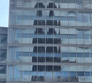 Der Dom in der Glasfassade des Turms
