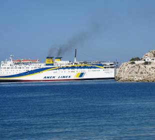 Fähre im Hafen von Pigadia