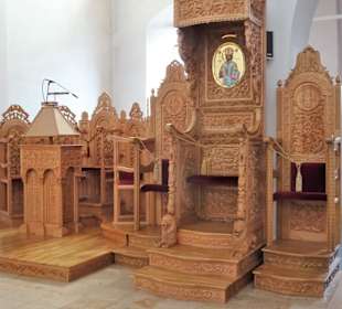 Bischofsstühle im Altarbereich
