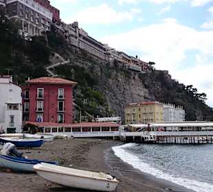 Na plaży przy porcie