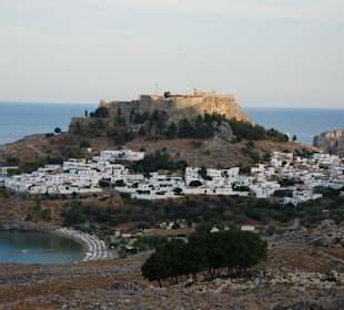 Blick auf Lindos-Stadt und Akropolis