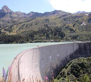 Beeindruckend wuchtige Staumauer