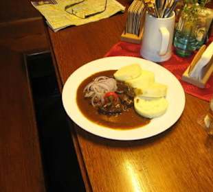 Gulasch mit Knödel
