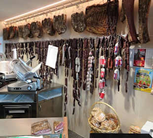 Wurstauswahl "am Haken" in der Metzgerei Egger