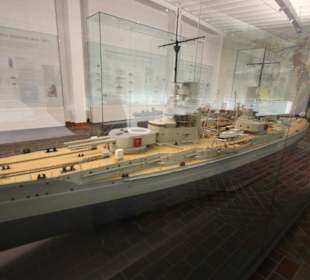 Modelle in der historischen Halle