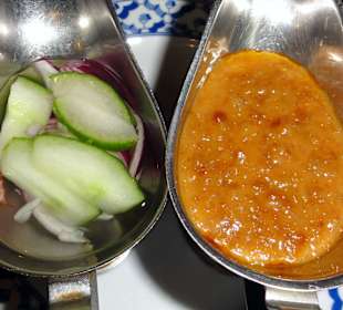 Erdnuss-Sauce und eingelegtes Gemüse als Beilage