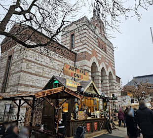 Außenansicht mit Kirchplatz